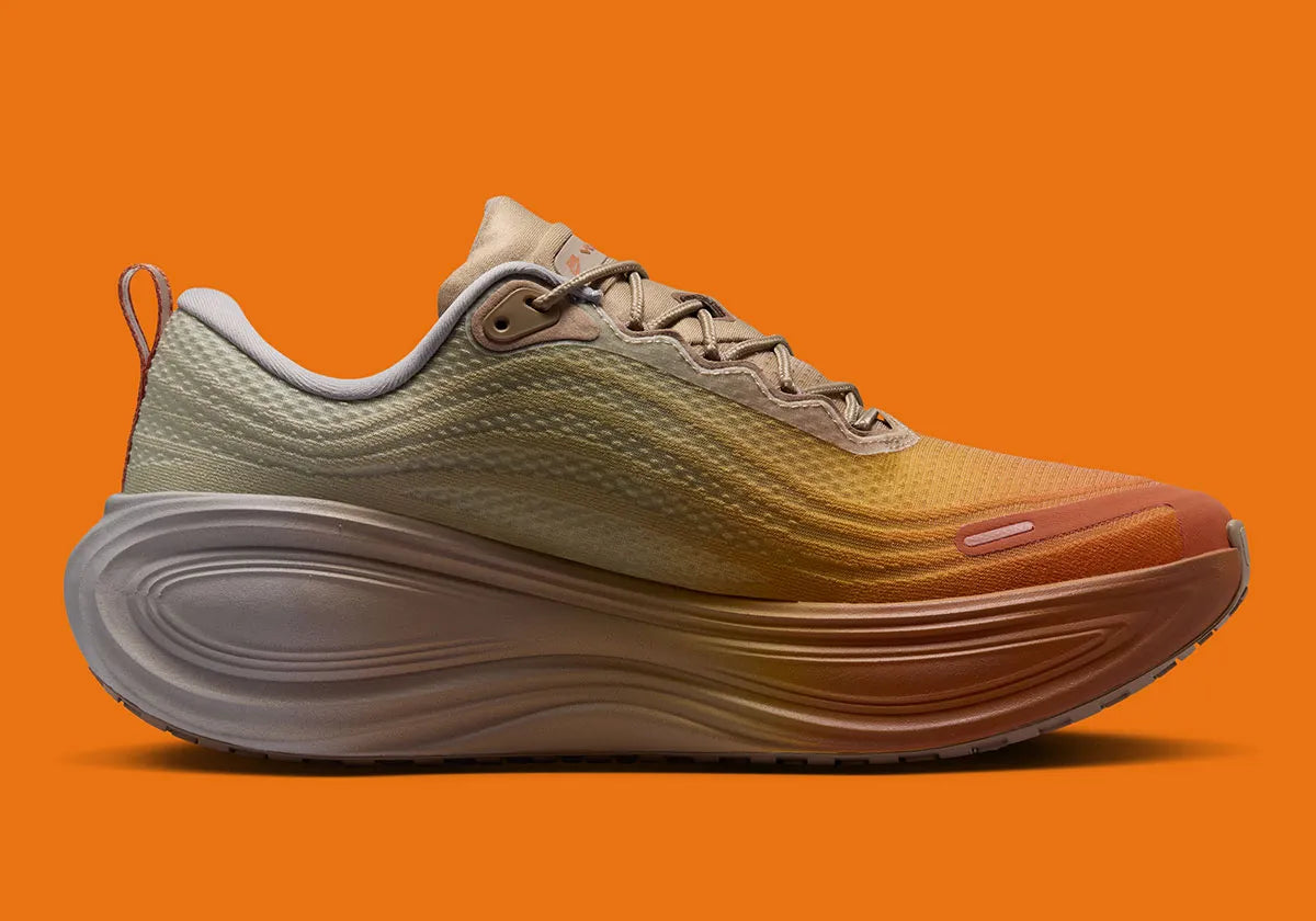 Nike Vomero Plus SP Cheat Day, sneaker Nike au design running technique avec semelle épaisse, amorti généreux et Swoosh latéral.