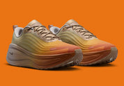 Nike Vomero Plus SP Cheat Day, sneaker Nike au design running technique avec semelle épaisse, amorti généreux et Swoosh latéral.