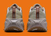 Nike Vomero Plus SP Cheat Day, sneaker Nike au design running technique avec semelle épaisse, amorti généreux et Swoosh latéral.