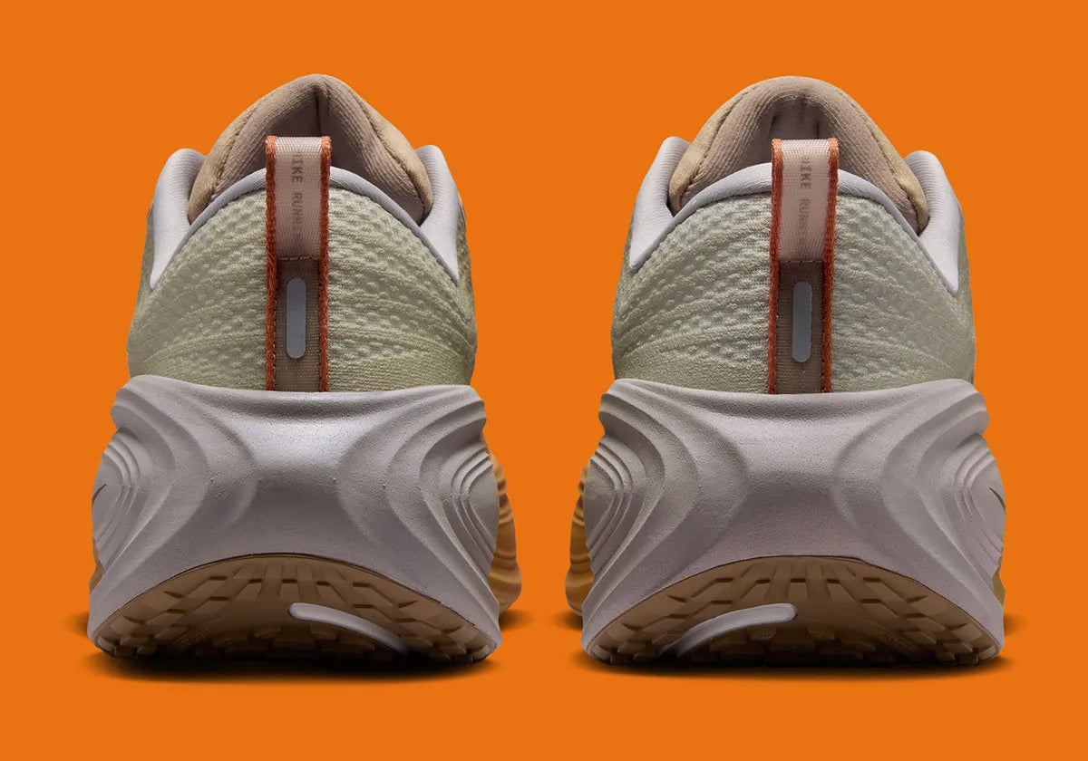 Nike Vomero Plus SP Cheat Day, sneaker Nike au design running technique avec semelle épaisse, amorti généreux et Swoosh latéral.