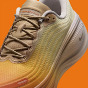 Nike Vomero Plus SP Cheat Day, sneaker Nike au design running technique avec semelle épaisse, amorti généreux et Swoosh latéral.