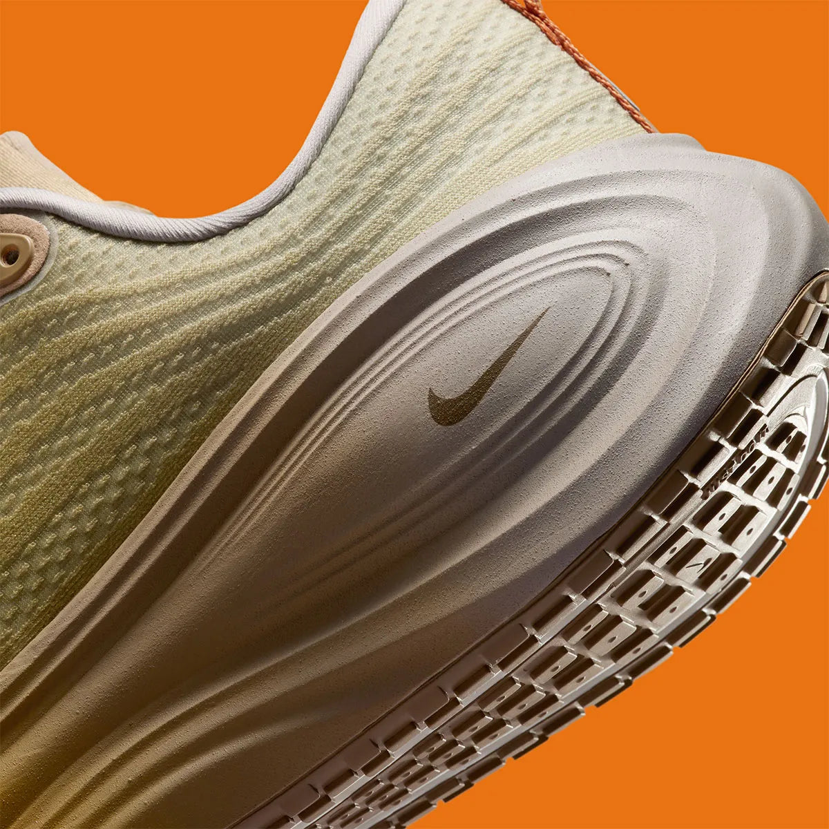 Nike Vomero Plus SP Cheat Day, sneaker Nike au design running technique avec semelle épaisse, amorti généreux et Swoosh latéral.