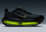 Sneakers Nike Vomero Premium en Black et Volt avec mesh respirant et amorti Zoom Air premium.