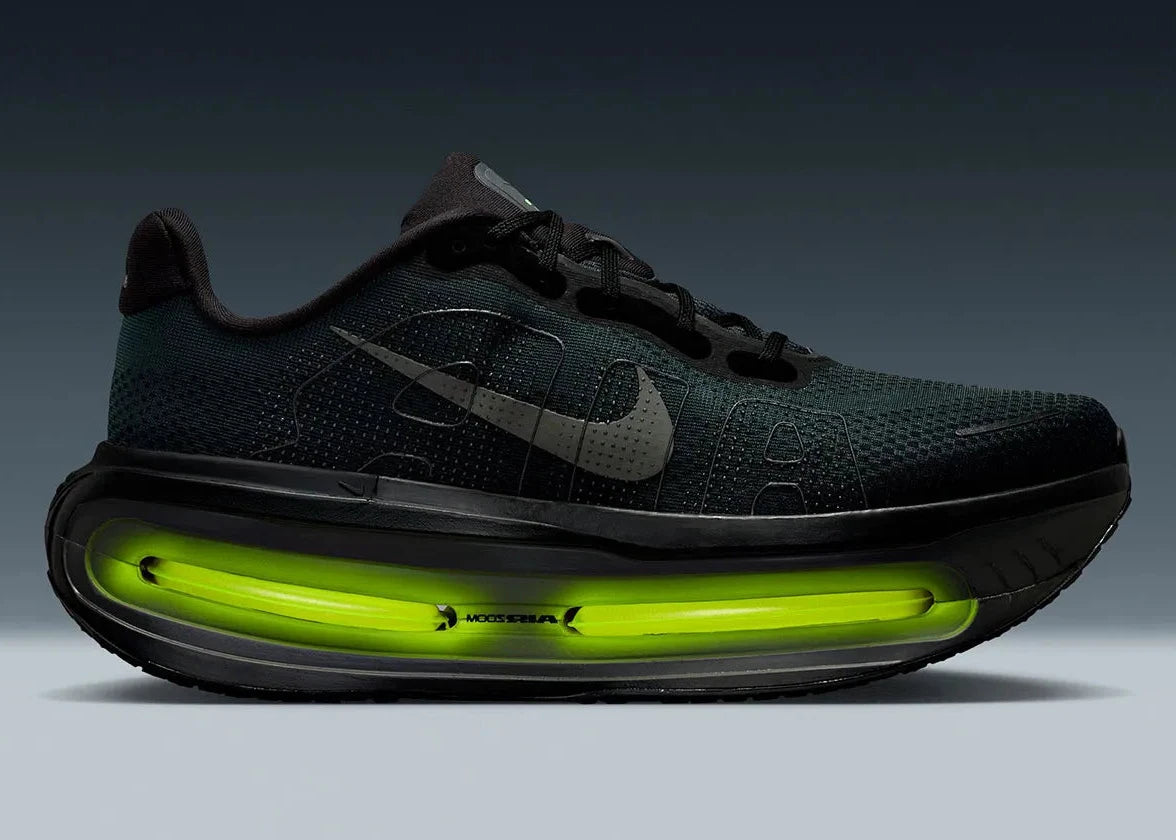 Sneakers Nike Vomero Premium en Black et Volt avec mesh respirant et amorti Zoom Air premium.