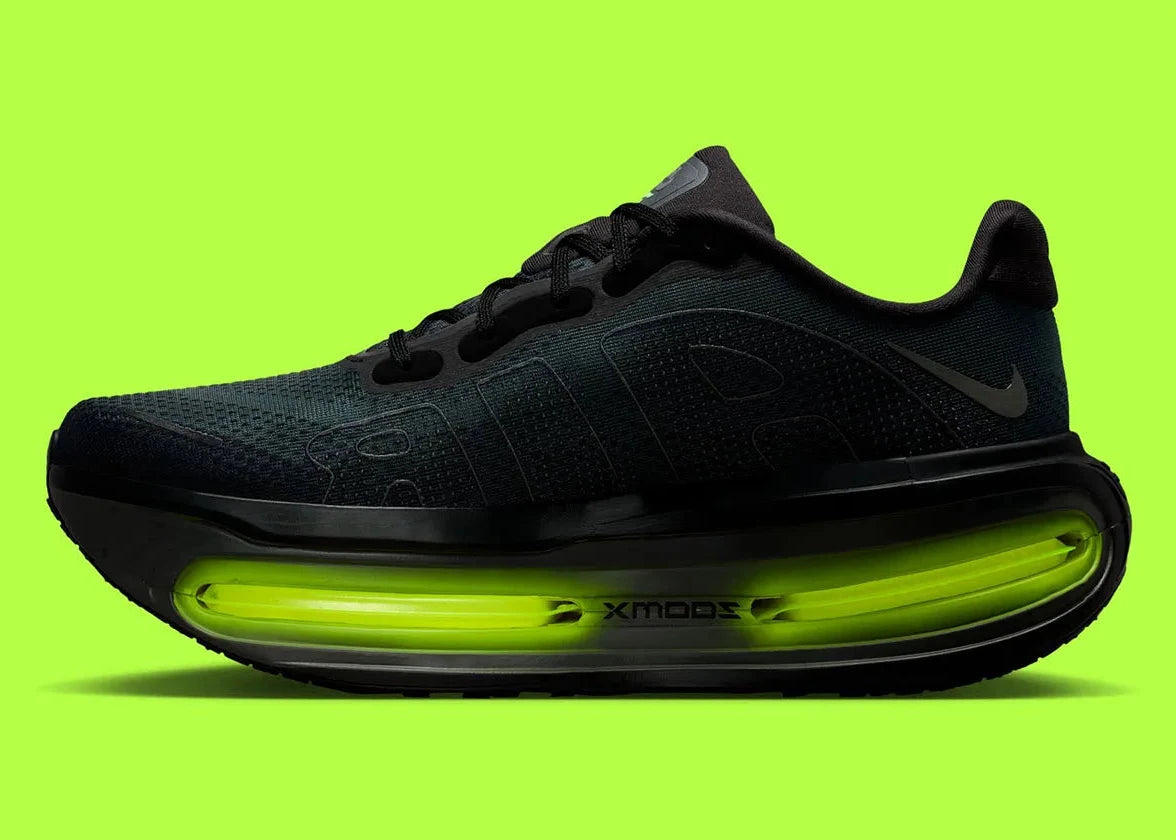 Sneakers Nike Vomero Premium en Black et Volt avec mesh respirant et amorti Zoom Air premium.