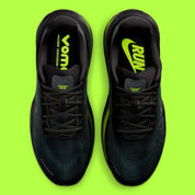 Sneakers Nike Vomero Premium en Black et Volt avec mesh respirant et amorti Zoom Air premium.
