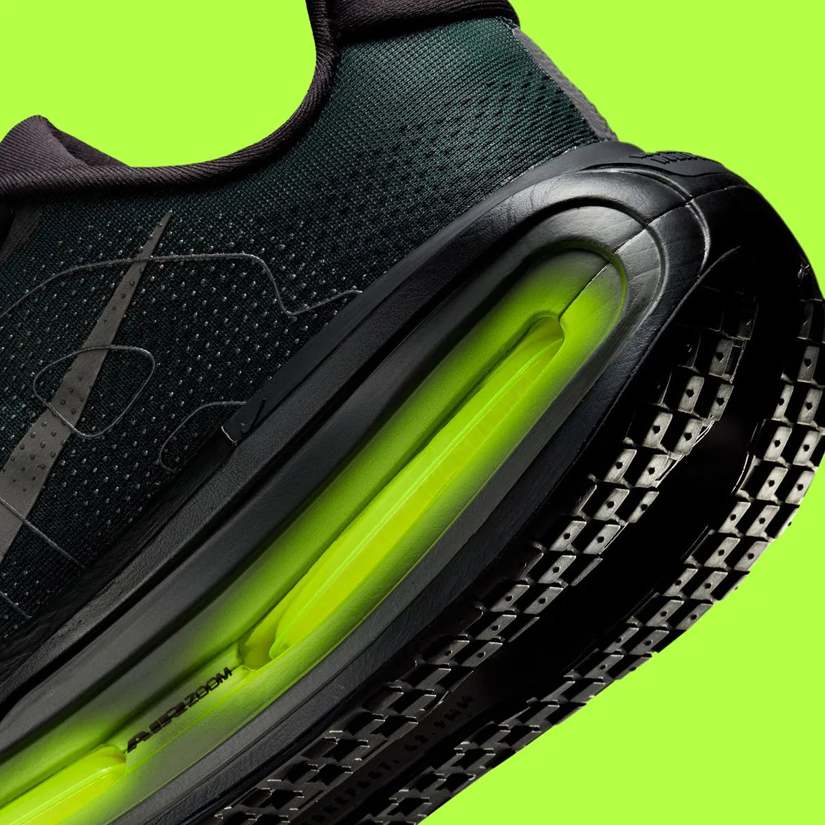 Sneakers Nike Vomero Premium en Black et Volt avec mesh respirant et amorti Zoom Air premium.