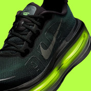 Sneakers Nike Vomero Premium en Black et Volt avec mesh respirant et amorti Zoom Air premium.