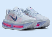 Sneakers Nike Vomero Premium femme en Blue Tint avec mesh respirant et amorti Zoom Air premium.