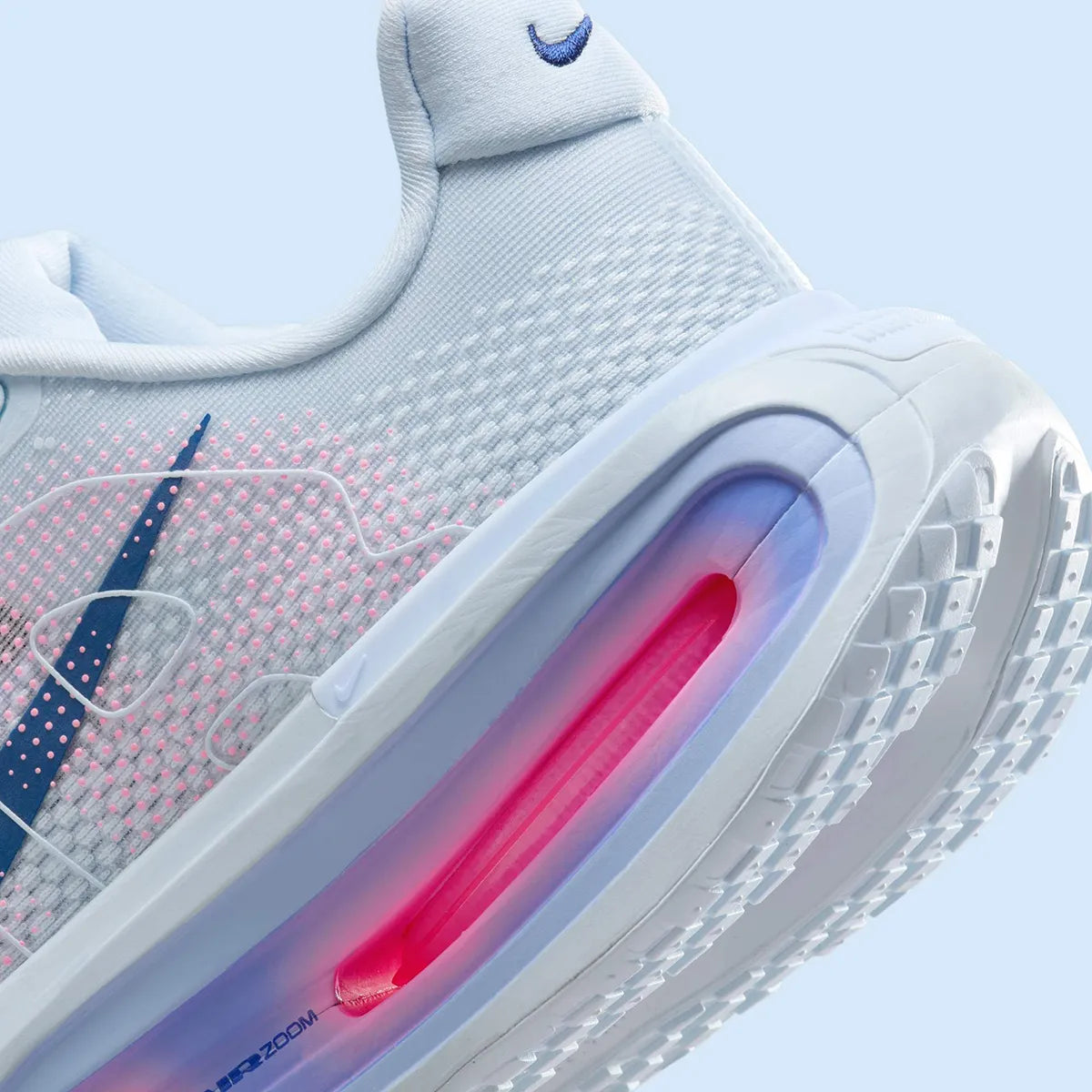 Sneakers Nike Vomero Premium femme en Blue Tint avec mesh respirant et amorti Zoom Air premium.