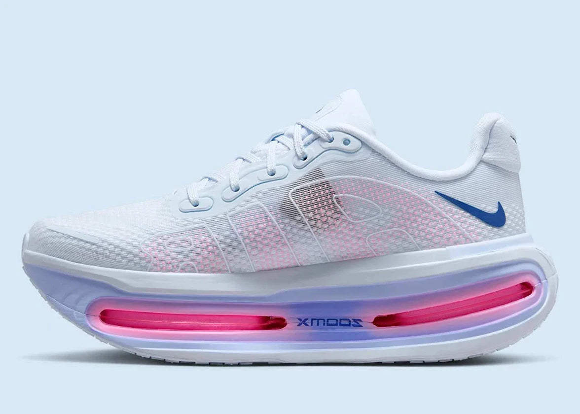 Sneakers Nike Vomero Premium femme en Blue Tint avec mesh respirant et amorti Zoom Air premium.