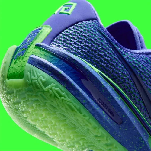 Sneaker Nike Air Zoom GT Cut Sprite bleu clair et vert électrique en mesh technique avec amorti Zoom Air et semelle performance basketball.