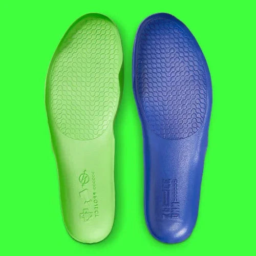 Sneaker Nike Air Zoom GT Cut Sprite bleu clair et vert électrique en mesh technique avec amorti Zoom Air et semelle performance basketball.