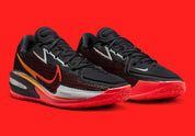 Nike Air Zoom GT Cut noire avec accents Bright Crimson, mesh technique et amorti Zoom Air performant.Vue de profil