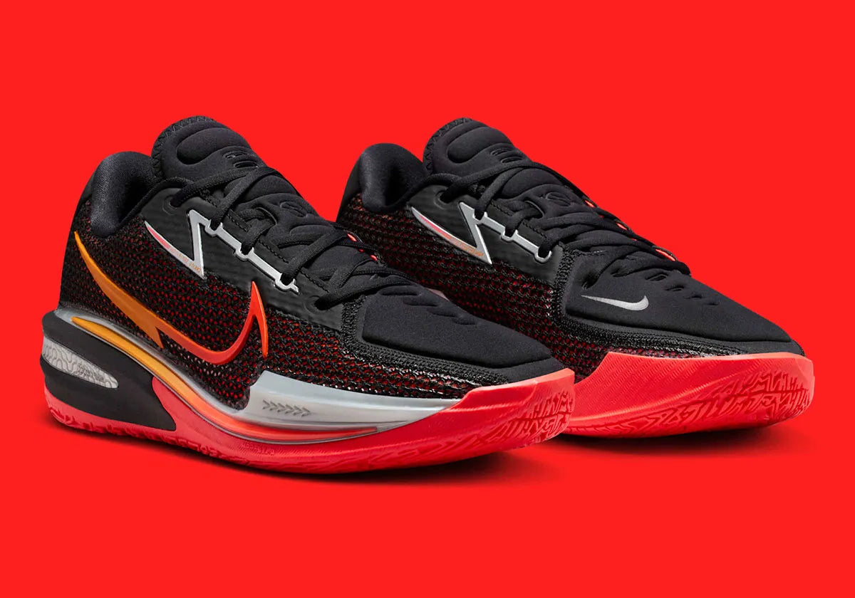 Nike Air Zoom GT Cut noire avec accents Bright Crimson, mesh technique et amorti Zoom Air performant.Vue de profil