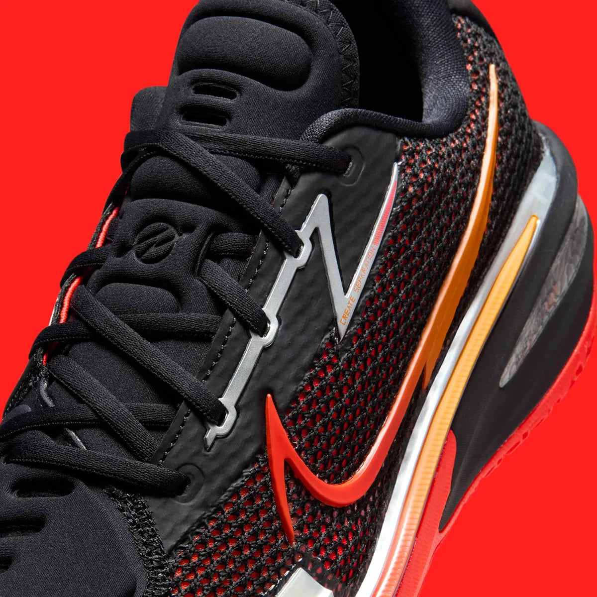 Nike Air Zoom GT Cut noire avec accents Bright Crimson, mesh technique et amorti Zoom Air performant.Vue zoomer coté 