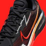 Nike Air Zoom GT Cut noire avec accents Bright Crimson, mesh technique et amorti Zoom Air performant.Vue zoomer coté 