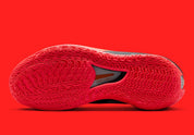 Nike Air Zoom GT Cut noire avec accents Bright Crimson, mesh technique et amorti Zoom Air performant.Vue de la semelle éxterieur 