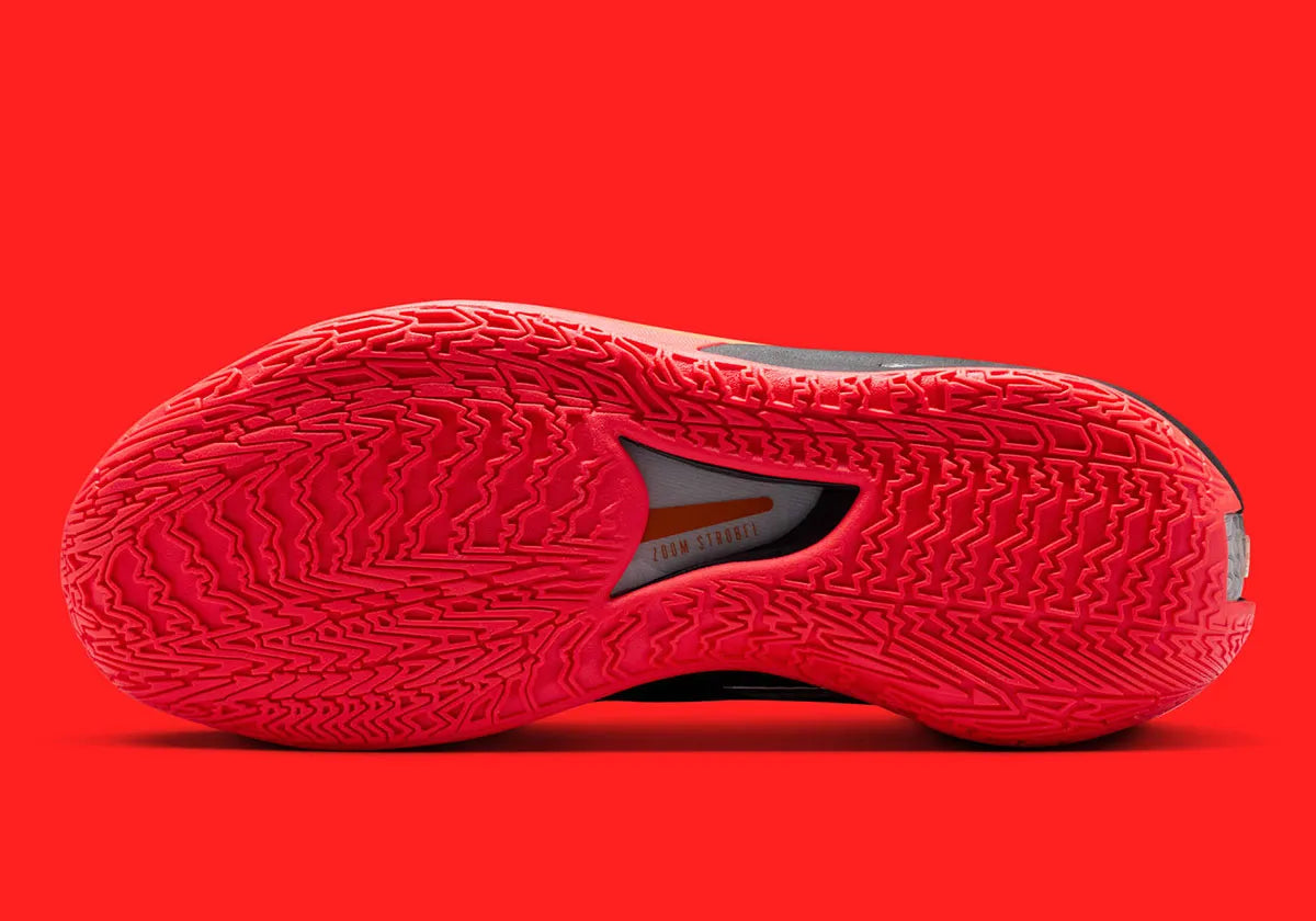 Nike Air Zoom GT Cut noire avec accents Bright Crimson, mesh technique et amorti Zoom Air performant.Vue de la semelle éxterieur 