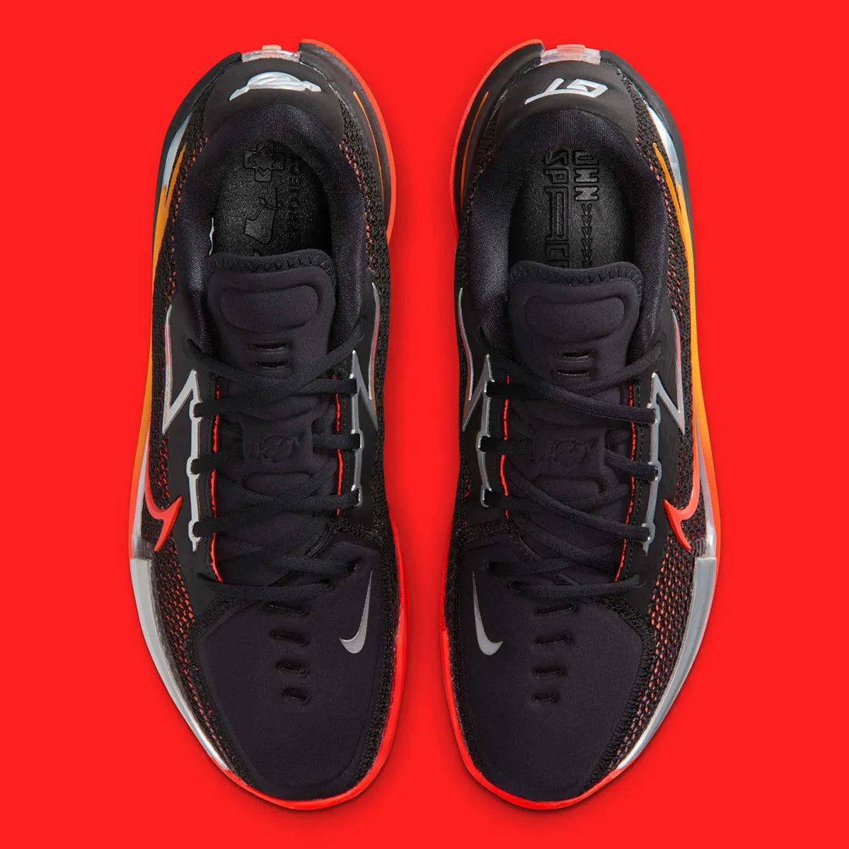 Nike Air Zoom GT Cut noire avec accents Bright Crimson, mesh technique et amorti Zoom Air performant.Vue de haut