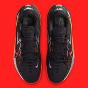 Nike Air Zoom GT Cut noire avec accents Bright Crimson, mesh technique et amorti Zoom Air performant.Vue de haut