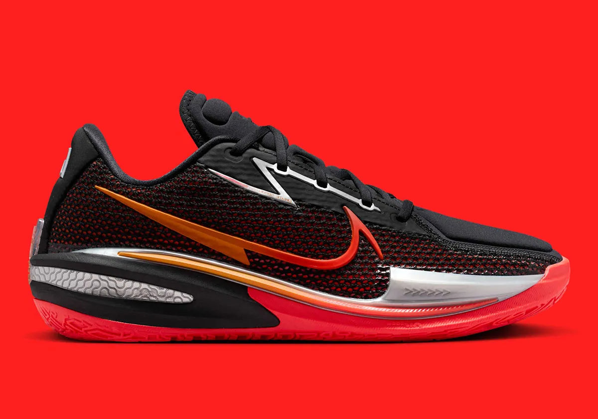 Nike Air Zoom GT Cut noire avec accents Bright Crimson, mesh technique et amorti Zoom Air performant.Vue de coter