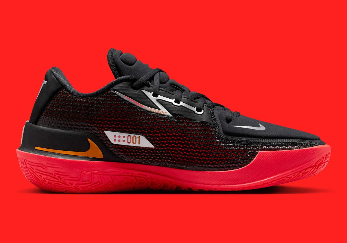 Nike Air Zoom GT Cut noire avec accents Bright Crimson, mesh technique et amorti Zoom Air performant.Vue de coter interieur 