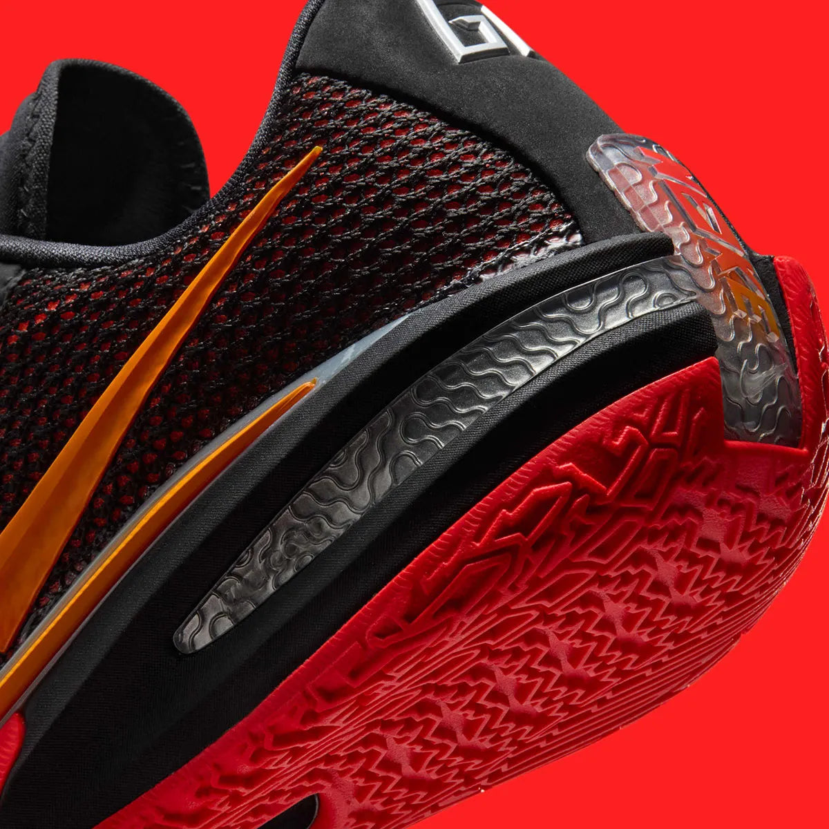 Nike Air Zoom GT Cut noire avec accents Bright Crimson, mesh technique et amorti Zoom Air performant.Vue zoomer arriére 