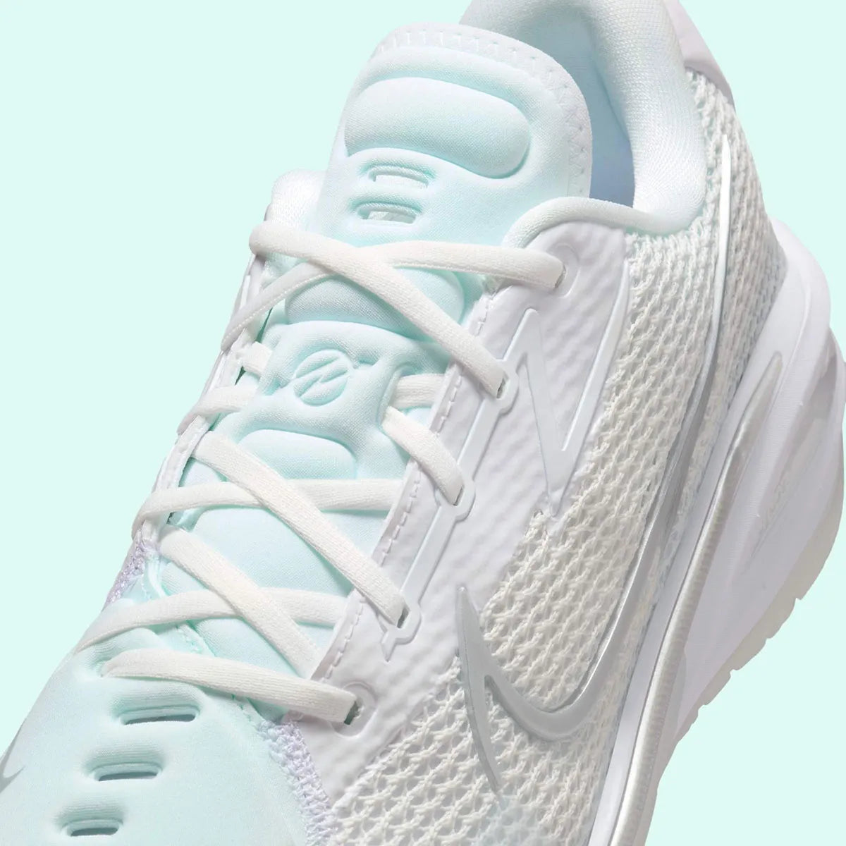Sneaker de basketball Nike Air Zoom GT Cut White Chrome en mesh technique avec unité Zoom Air Strobel et amorti React.