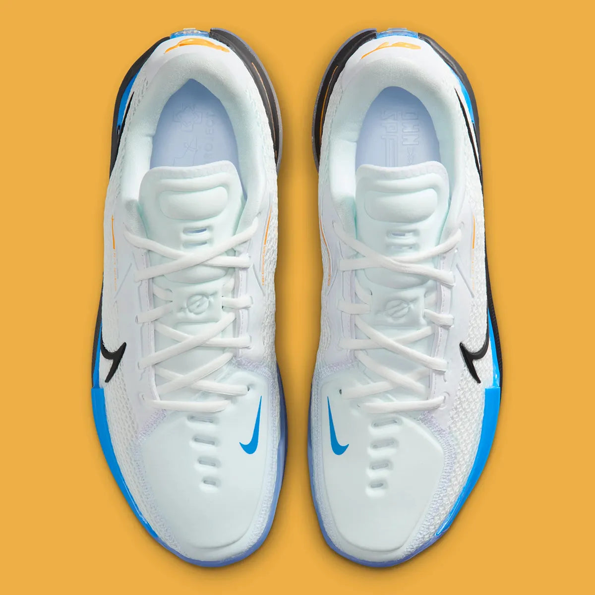 Chaussures de basketball Nike Air Zoom GT Cut blanches et bleues Photo Blue en mesh technique avec double unité Zoom Air réactive