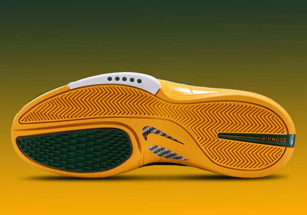 Nike Air Zoom Huarache 2K4 Sue Bird, chaussures de basketball avec amorti Zoom Air, construction Huarache et design dédié à Sue Bird.