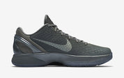 Image de la Nike Kobe 6 Black Mamba Collection Fade To Black, sneaker de basketball gris anthracite texturée en écaille de serpent, semelle Zoom Air et finitions dorées. Vue de profil intérieur.