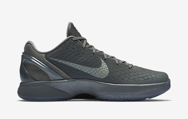Image de la Nike Kobe 6 Black Mamba Collection Fade To Black, sneaker de basketball gris anthracite texturée en écaille de serpent, semelle Zoom Air et finitions dorées. Vue de profil intérieur.
