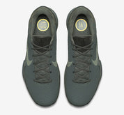 Image de la Nike Kobe 6 Black Mamba Collection Fade To Black, sneaker de basketball gris anthracite texturée en écaille de serpent, semelle Zoom Air et finitions dorées. Vue de dessus.