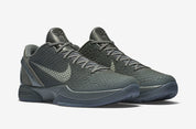 Image de la Nike Kobe 6 Black Mamba Collection Fade To Black, sneaker de basketball gris anthracite texturée en écaille de serpent, semelle Zoom Air et finitions dorées. Vue de 3/4 face.