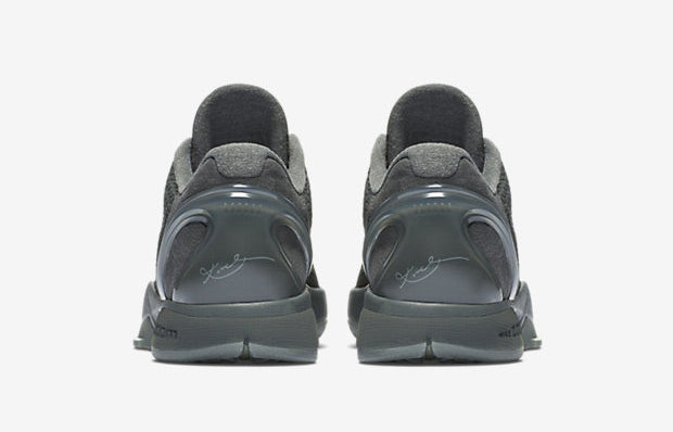 Image de la Nike Kobe 6 Black Mamba Collection Fade To Black, sneaker de basketball gris anthracite texturée en écaille de serpent, semelle Zoom Air et finitions dorées. Vue de derrière.