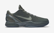 Image de la Nike Kobe 6 Black Mamba Collection Fade To Black, sneaker de basketball gris anthracite texturée en écaille de serpent, semelle Zoom Air et finitions dorées. Vue de profil.