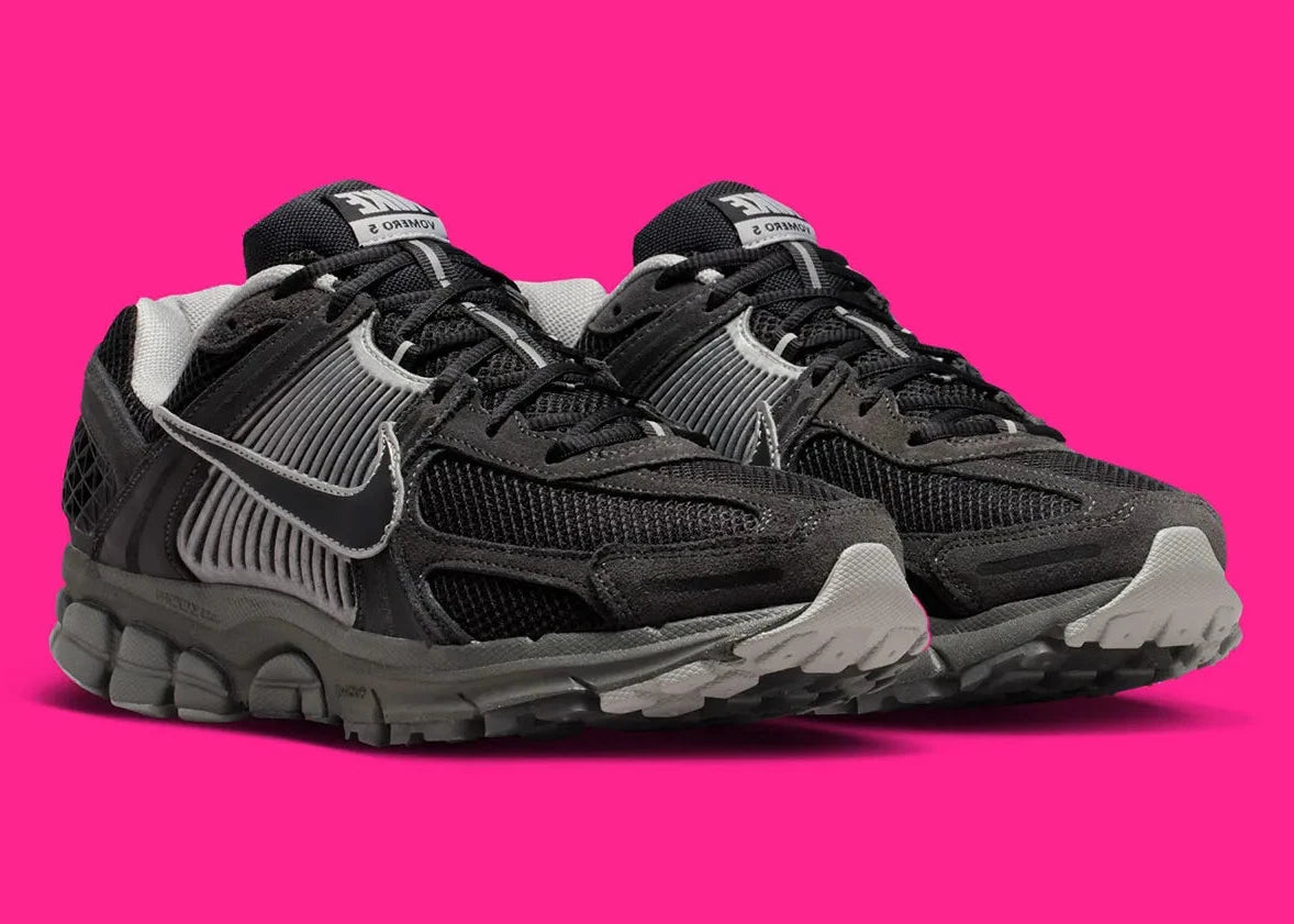 Sneakers Nike Zoom Vomero 5 en Anthracite et Flat Silver avec mesh respirant et amorti Zoom Air premium
