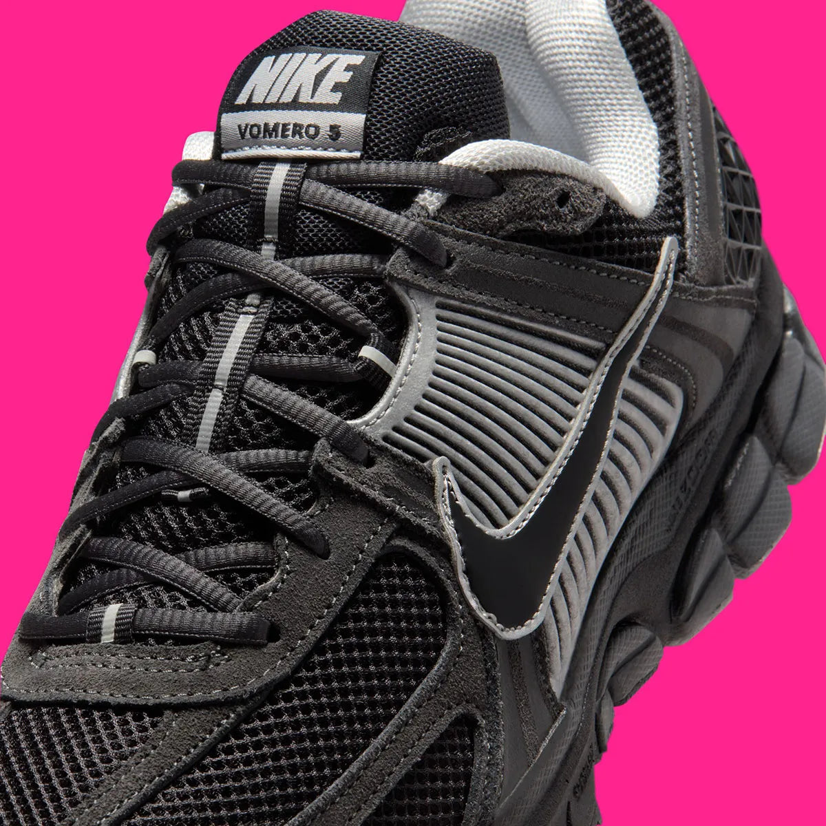 Sneakers Nike Zoom Vomero 5 en Anthracite et Flat Silver avec mesh respirant et amorti Zoom Air premium