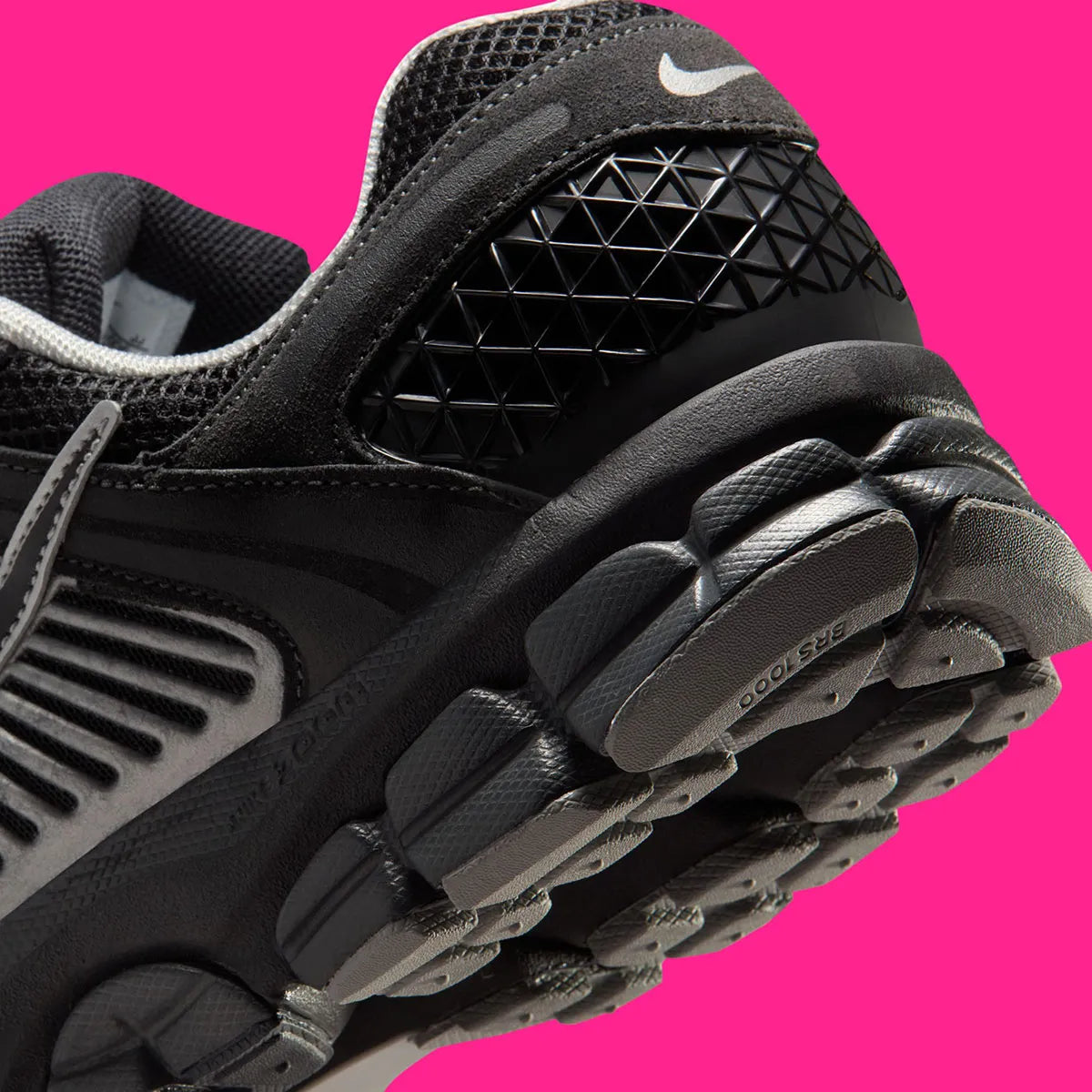 Sneakers Nike Zoom Vomero 5 en Anthracite et Flat Silver avec mesh respirant et amorti Zoom Air premium