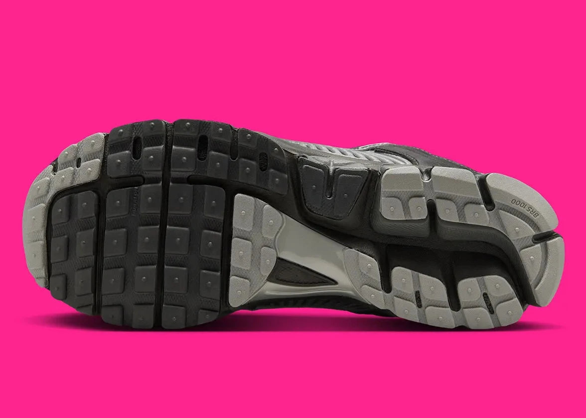 Sneakers Nike Zoom Vomero 5 en Anthracite et Flat Silver avec mesh respirant et amorti Zoom Air premium