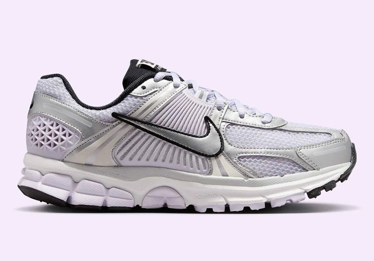 chaussure de running Nike Zoom Vomero 5 Barely Grape Photon Dust Summit White Metallic Silver, semelle légère et confortable, vue de profil