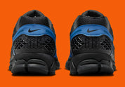 Nike Zoom Vomero 5 noire avec détails Court Blue, renfort TPU et amorti Zoom Air. Vue de derrière