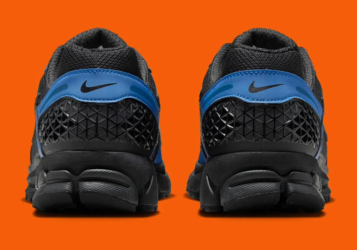 Nike Zoom Vomero 5 noire avec détails Court Blue, renfort TPU et amorti Zoom Air. Vue de derrière