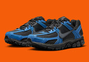 Nike Zoom Vomero 5 noire avec détails Court Blue, renfort TPU et amorti Zoom Air.  Vue de 3/4