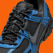 Nike Zoom Vomero 5 noire avec détails Court Blue, renfort TPU et amorti Zoom Air. Zoom Avant