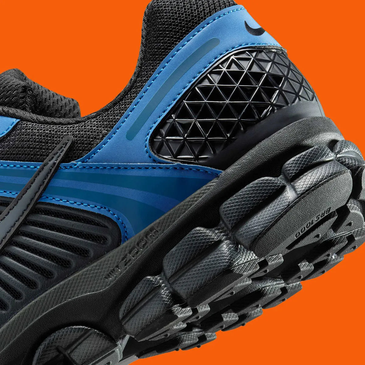 Nike Zoom Vomero 5 noire avec détails Court Blue, renfort TPU et amorti Zoom Air. Zoom arrière