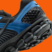 Nike Zoom Vomero 5 noire avec détails Court Blue, renfort TPU et amorti Zoom Air. Zoom arrière