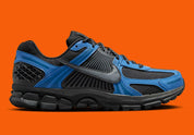 Nike Zoom Vomero 5 noire avec détails Court Blue, renfort TPU et amorti Zoom Air. Vue de côté 