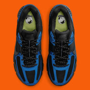 Nike Zoom Vomero 5 noire avec détails Court Blue, renfort TPU et amorti Zoom Air. Vue du dessus